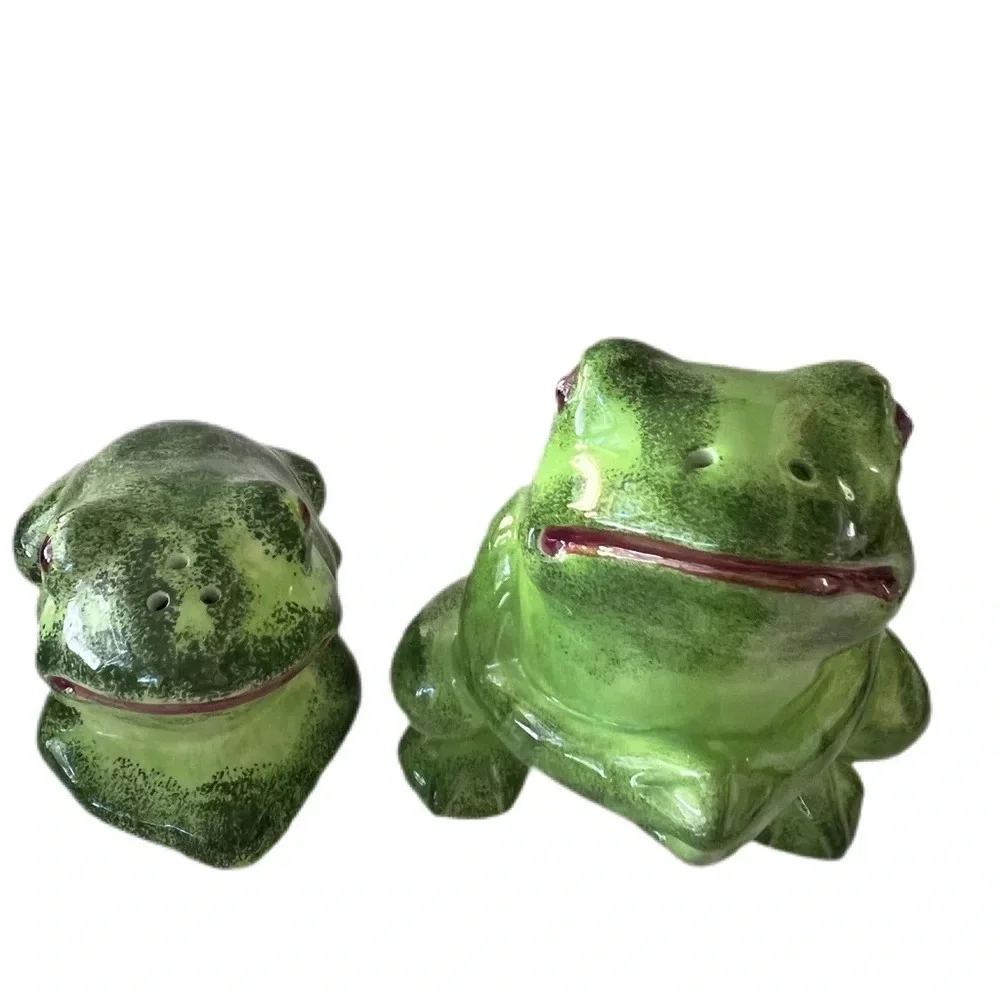 Frog salt & Pepper shaker’s. Has the plug.  No cracks green very cute.